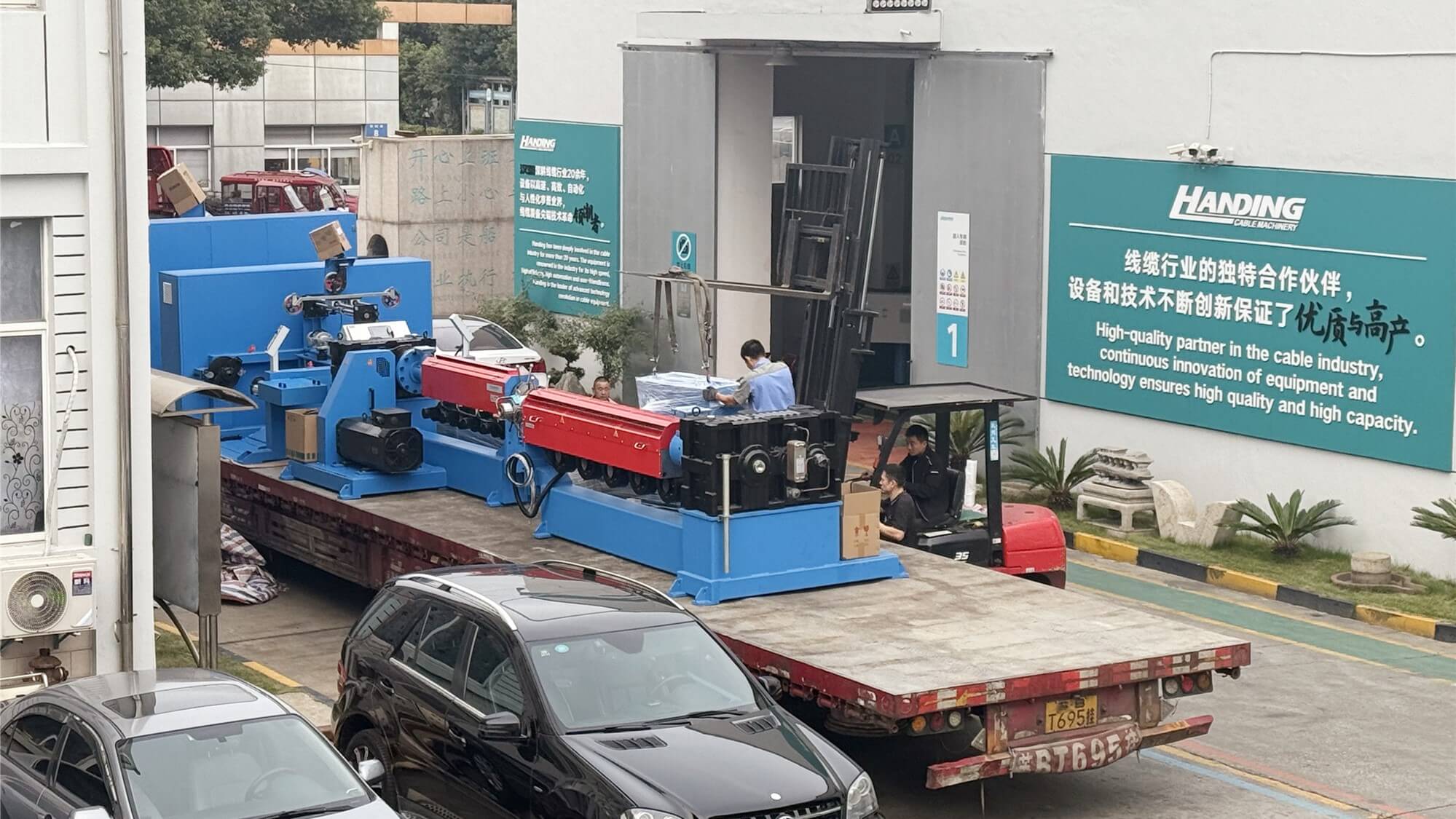 漢鼎10月發(fā)貨信息 - EXT80+40+100-26DS 光伏串?dāng)D擠出機(jī)生產(chǎn)線(xiàn)